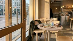 Jätätkö pöydän sikseen ravintolassa? Psykologinen selitys sille, miksi yhteinen tila tuntuu yhä harvemmin omalta vastuulta