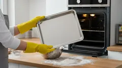 Oletko kokeillut näitä keittiön niksejä palaneen rasvan poistamiseen uunipellistä?