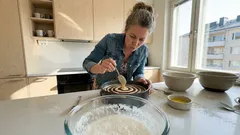 Mehevä zebra-kakku kefiiristä ja voista – pieni niksi, jolla raidat onnistuvat