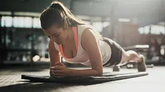 Kuinka kauan lankkua kannattaa pitää iän mukaan: suositukset 20-, 40- ja 60-vuotiaille