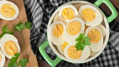 Miten keitetyt munat jäähdytetään oikein, jotta maku ja koostumus ovat täydelliset: ammattilaisten salaisuudet