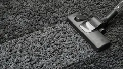 Ripottele tätä keittiöstä löytyvää ainetta ja imuroi – matto tuoksuu ja näyttää kuin uudelta