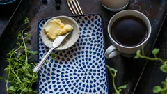 Miksi kahviin lisätään voita, ja miksi tämä trendi kasvattaa suosiotaan kahvin ystävien keskuudessa?