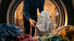 Miksi vaatteet kannattaa kääntää nurinpäin pesussa? Viisi painavaa syytä toimia juuri näin