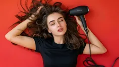 Rasvoittuuko tyvi nopeasti? Tämä hiusten kuivausniksi voi pitää hiukset puhtaina pidempään