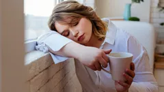 Miksi väsyttää päivällä, vaikka nukuit hyvin? Yleisimmät syyt ja helpot arjen korjaukset