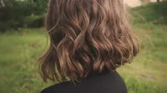 Mikä hiusten pituus vanhentaa yli 50-vuotiaana ja mikä nuorentaa? Käytännön opas.