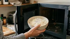 Jääpalatemppu, jolla eilinen riisi muuttuu taas irtonaiseksi kahdessa minuutissa