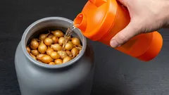 Näin saat sipulin kasvamaan isoksi ja terveeksi: kolme toimivaa kikkaa ilman ylimääräisiä kuluja ja vaivaa