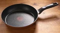 Puhdas paistinpannu 60 minuutissa: näin poistat vuosien pinttyneen karstan ilman kemikaaleja